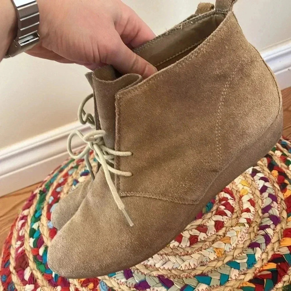 Nine  West beige suede leather small wedge ankle boots - Picture 2 of 6